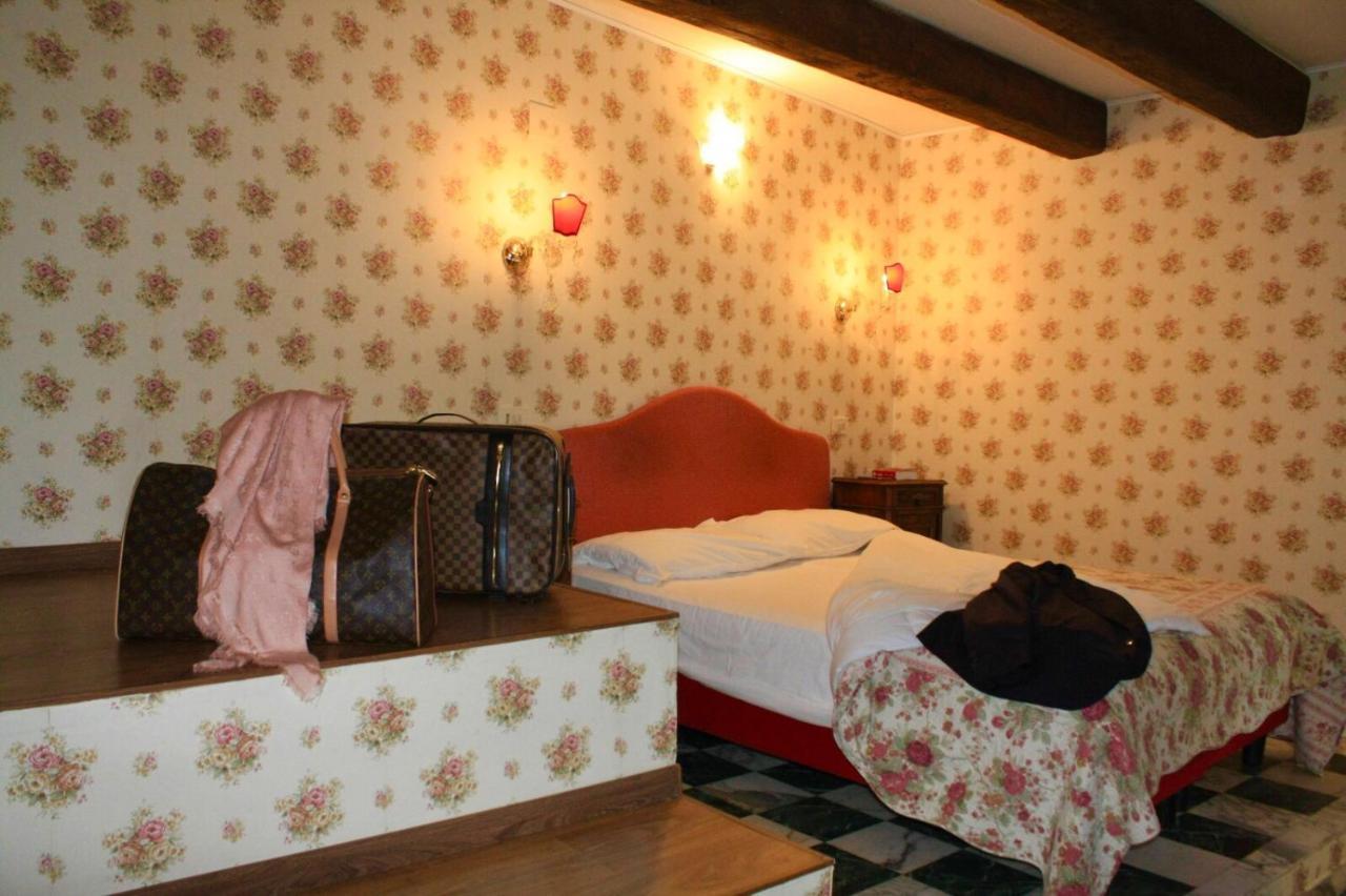Albergo Hotel Raffaello Urbino Eksteriør billede